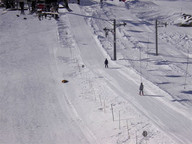 Narciarze wjeżdżają wyciągiem