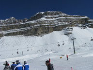 Wyciąg na tle skały