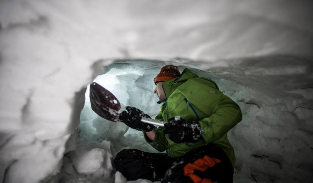 Budowa jamy śnieżnej (foto: Projekt77) Budowa jamy śnieżnej (foto: Projekt77)