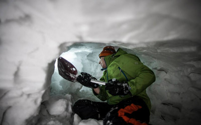Budowa jamy śnieżnej (foto: Projekt77)