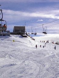 Narciarze rozpoczynają zjazd