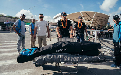 Andrzej Bargiel z zespołem w Katmandu, fot. Bartek Pawlikowski