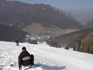 WIDOK NA DÓŁ Z POŁOWY STOKU.