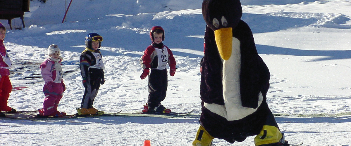 Dzieci w szkółce narciarskiej (fot. wolliballa / freeimages.com) Dzieci w szkółce narciarskiej (fot. wolliballa / freeimages.com)