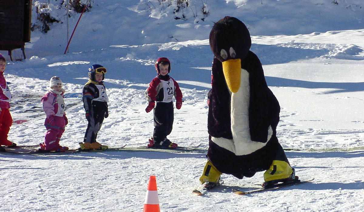 Dzieci w szkółce narciarskiej (fot. wolliballa / freeimages.com) Dzieci w szkółce narciarskiej (fot. wolliballa / freeimages.com)