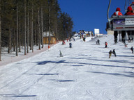 Widok na stok z wyciągu