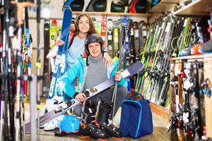 Rezerwacja sprzętu narciarskiego online - jak wypożyczyć narty przed zimowym wyjazdem?