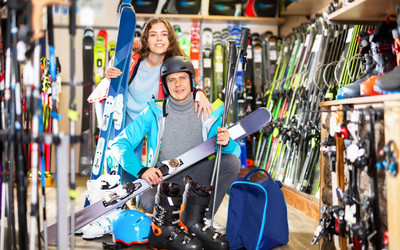 Rezerwacja sprzętu narciarskiego online - jak wypożyczyć narty przed zimowym wyjazdem?