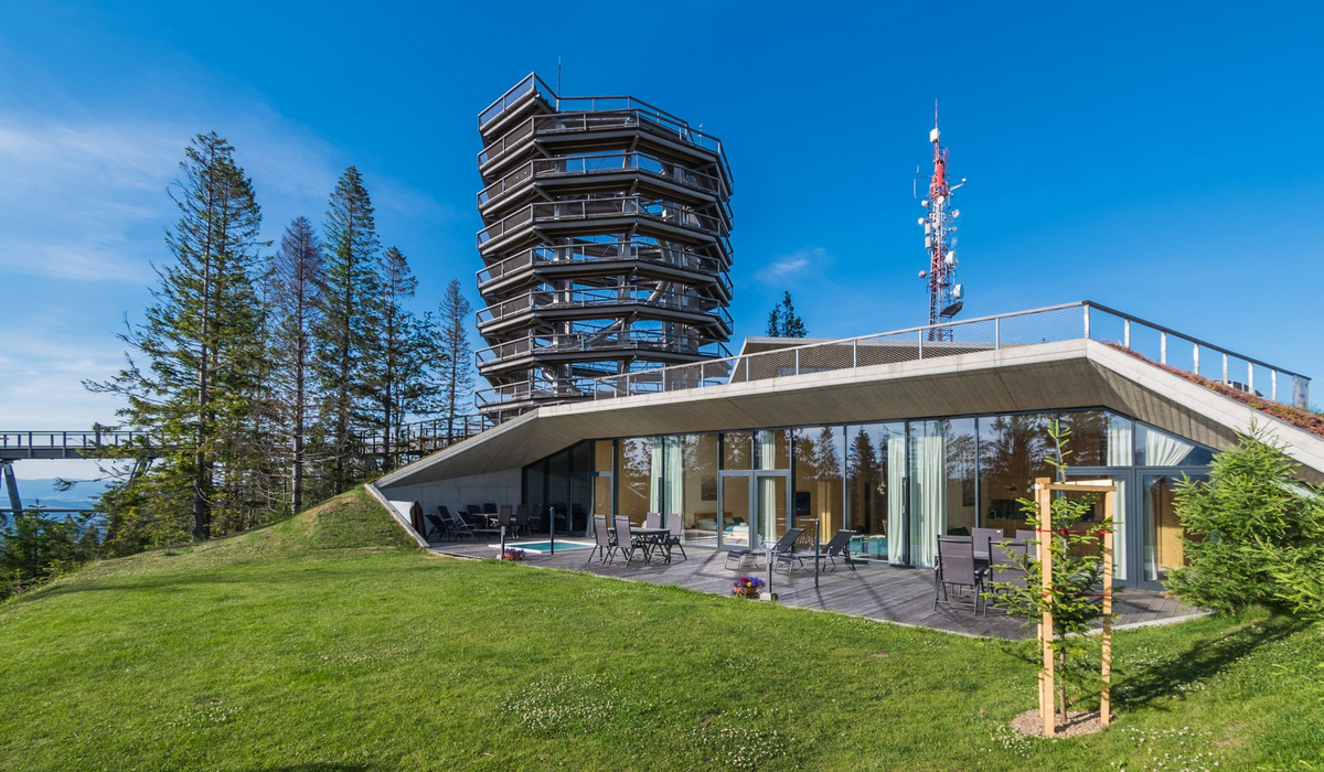 Drewniana wieża widokowa w Bachledce na Słowacji