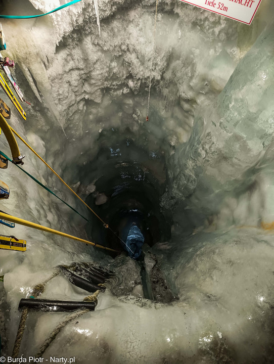 Studnia w lodowej jaskini Hintertux 3250 / fot. P. Burda