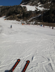 Dzisiaj Tata testuje nowe narty. Wypożyczone w wypożyczalni w Top Residence Kurz.  (foto. A.Tomczyk)