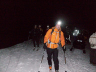 Nocny skitouring, zjazd przy świetle księzyca i świetlówek