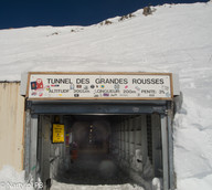 Za tym tunelem zaczyna się słynna trasa Le Tunnel (foto: PB Narty.pl)