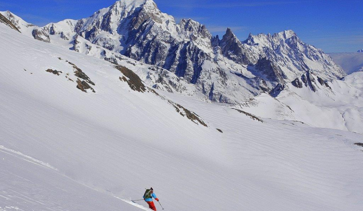 Zjazd z Mont Miravidi. W tle Mont Blanc (4808 m) (foto: )Jacek Trzemżalski)