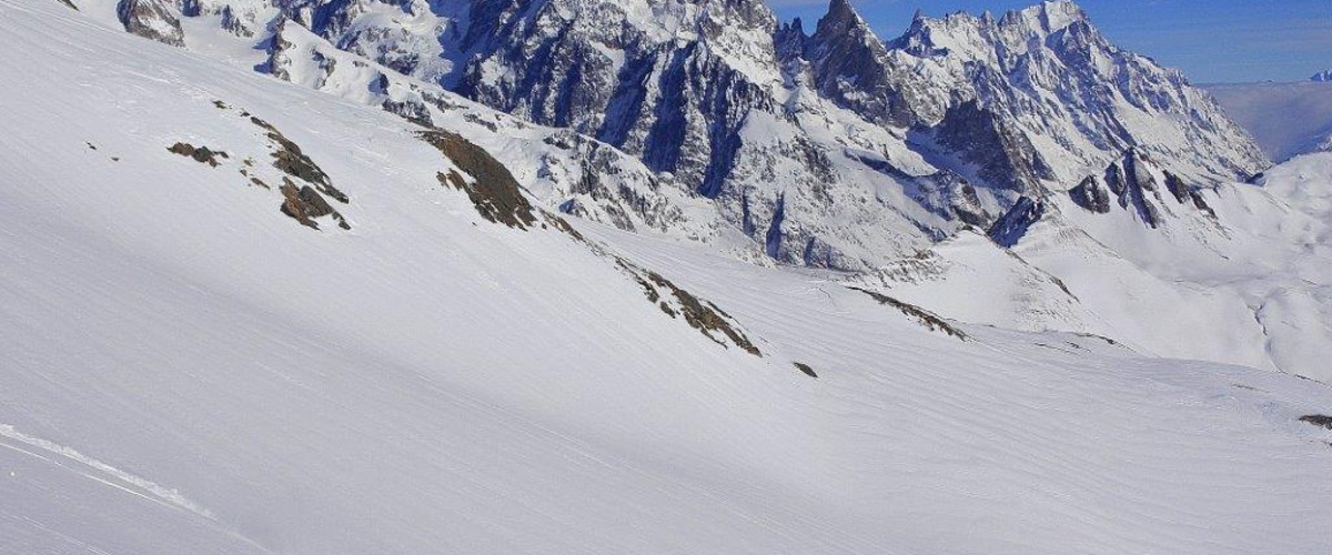 Zjazd z Mont Miravidi. W tle Mont Blanc (4808 m) (foto: )Jacek Trzemżalski)