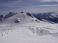 WYCIĄGI OLPERER 1 I 2, PO PRAWEJ STRONIE SNOWPARK, W TLE GÓRNA STACJA NA WYSOKOŚCI 3250 M