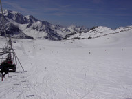 CZERWONA TRASA NR 5, WIDOK NA DOLNĄ STACJĘ KRZESEŁEK (2750 M)