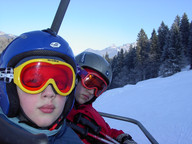 CAŁA RODZINA JEŻDZI W KASKACH.