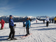 Narciarze na tle gór