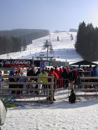 KOLEJKA W KSZTAŁCIE BUŁY DO WYCIĄGU KRZESEŁKOWEGO. WYCIĄG NA 4 OSOBY. CZAS OCZEKIWANIA NA WYJAZD OKOŁO 10 MINUT.