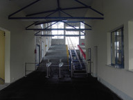 PERON WIDZIMY PRZEZ ZAMKNIĘTE DRZWI.