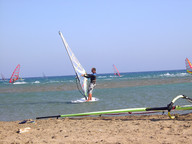 Instruktor Tomek płynie do kursantów.