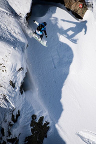 Snowboardzista podczas lotu