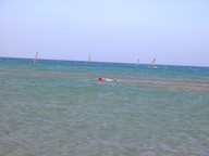 Agatka ciągnie deskę do punktu startu.