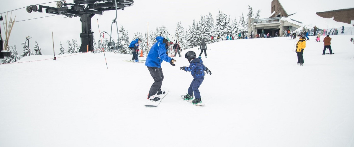 W Polsce kask narciarski dla dziecka jest obowiązkowy.