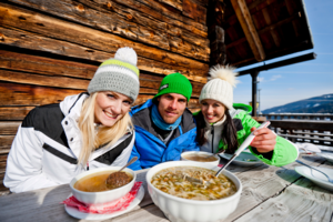 Posiłek w alpejskim schronisku (foto: Steiermark Tourismus Ikarus)