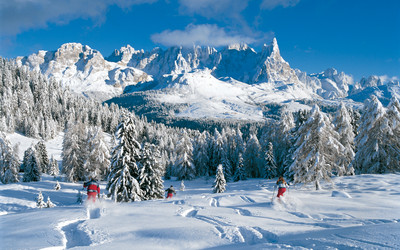 Narciarze poza wyznaczonymi trasami u stóp Pale di San Martino (foto: Silvano Angelani)