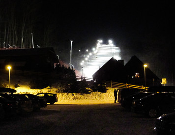 Stok jest dobrze oświetlony, widok z parkingu
