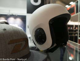 Kask UNIT z zamontowanym zestawem słuchawek 2020/2021