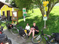 Trasa rowerowa nad Dunajem- odpoczynek, czekamy na przeprawę