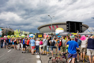 Tour de Pologne. Etap IV-  widzowie pod spodkiem