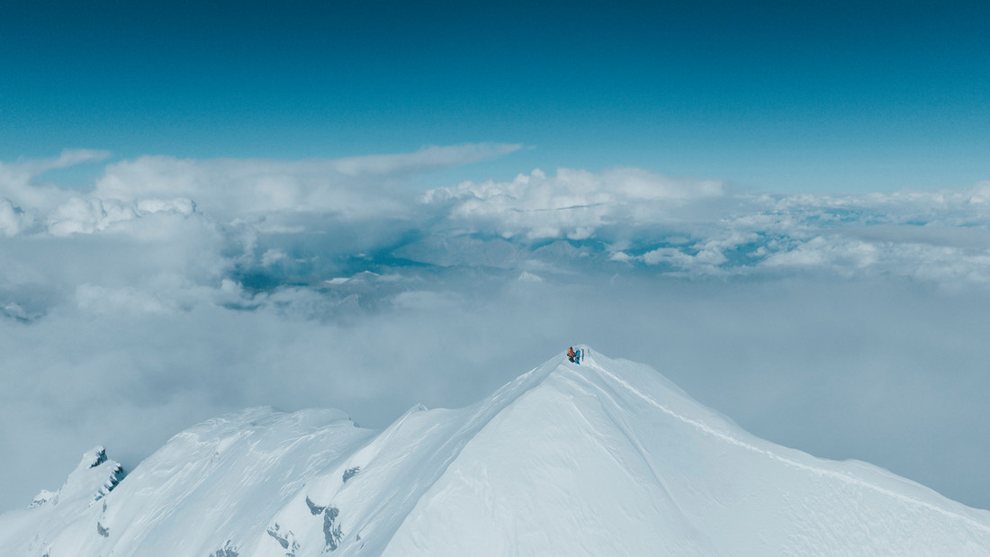 Andrzej Bargiel i Dawa Speed Sherpa na szczycie Mount Everest fot. Bartek Bargiel_Red Bull Content Pool Andrzej Bargiel i Dawa Speed Sherpa na szczycie Mount Everest fot. Bartek Bargiel_Red Bull Content Pool
