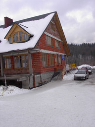Budynek Hotelu, kas, restauracji, wypożyczalni i GOPR.