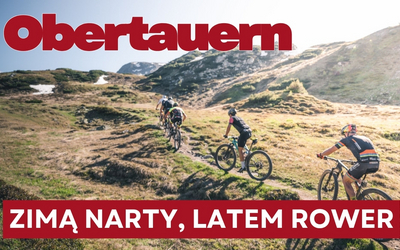 Obertauern latem – rowerzyści MTB na alpejskiej hali, napis: Zimą narty, latem rower