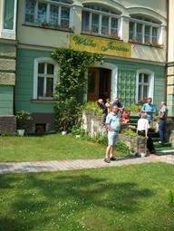 Trawnik przed Willą Janina w Lądku Zdroju