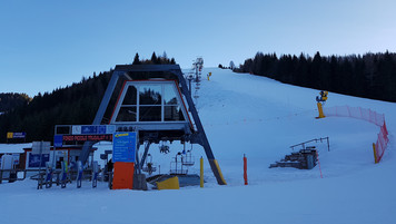 Folgaria. Czerwona trasa nr 16 i wyciąg nr 10 (foto: Olek Kaleta) Folgaria. Czerwona trasa nr 16 i wyciąg nr 10 (foto: Olek Kaleta)