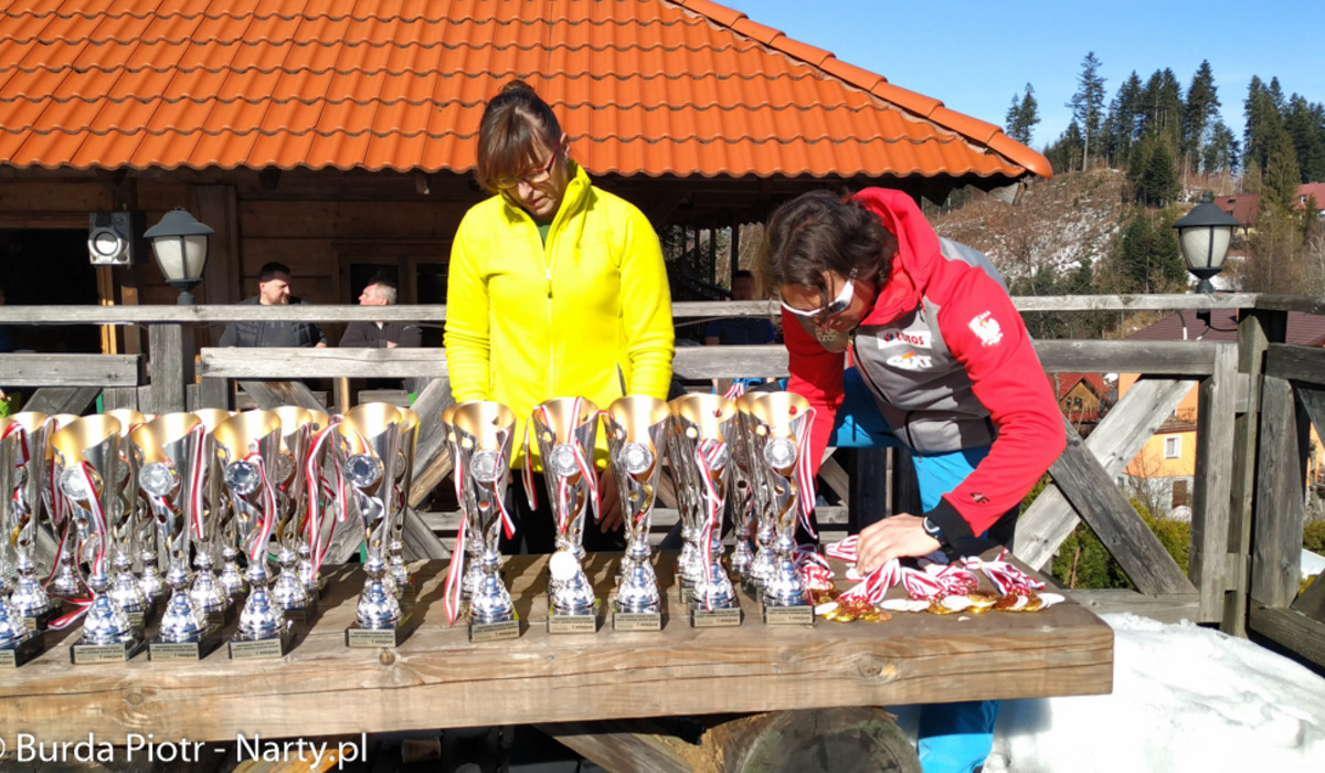Puchary czekają na zwycięzców (foto: P.B. Narty.pl) Puchary czekają na zwycięzców (foto: P.B. Narty.pl)