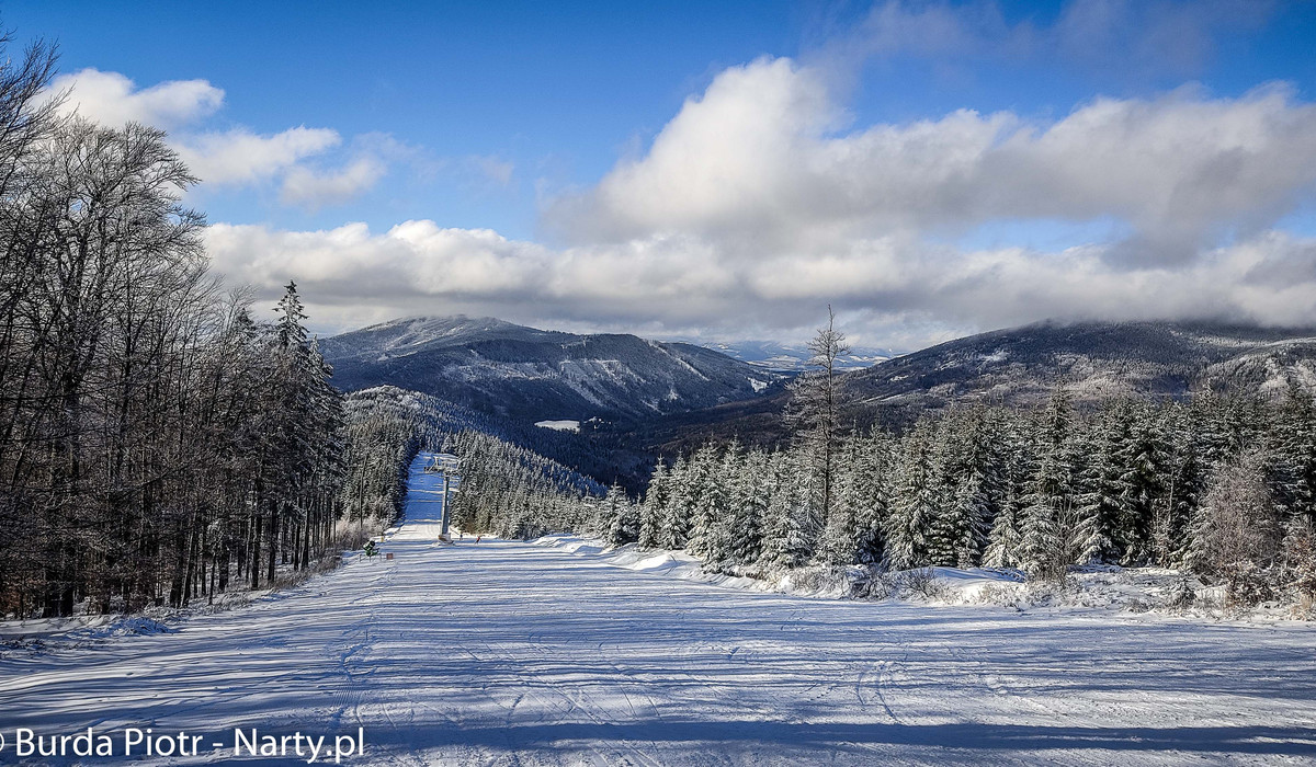 Z lewej strony, pod liną - wylot czerwonej trasy do freeridu (fot. P. Burda Z lewej strony, pod liną - wylot czerwonej trasy do freeridu (fot. P. Burda