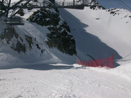 Wąski początek Paradiso - czarnej trasy z lodowca