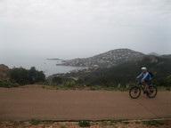 Lazurowe wybrzeże - miasteczko w oddali i my na drodze