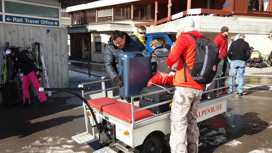 Transport bagaży z dworca do hotelu (foto: PB Narty.pl)