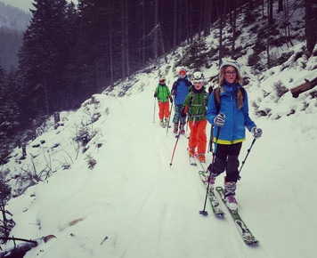 Młodzi skitourowcy