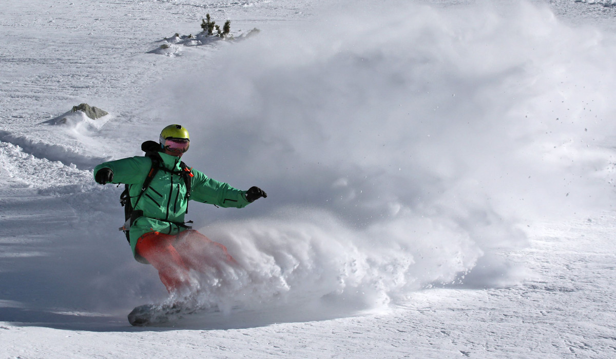 Alo Olszański snowboardem z Nanga Parba / źródło mat. prasowe