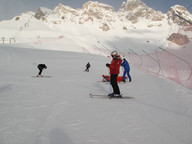 Narciarze na tle gór