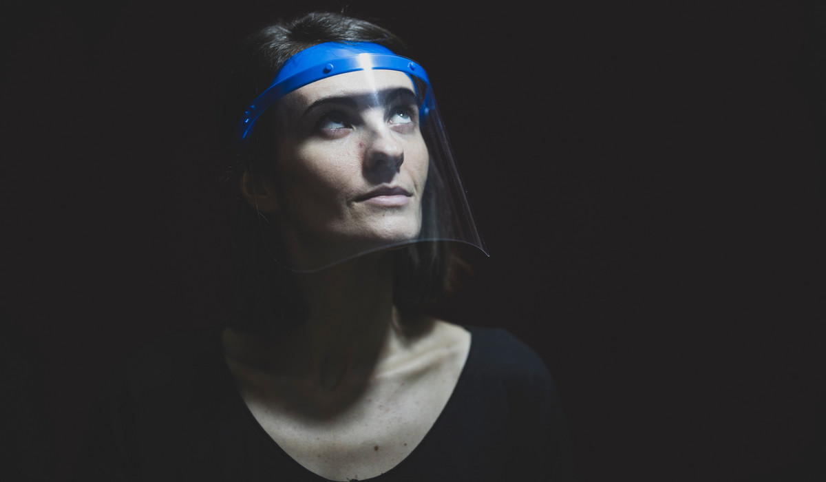 Przyłbice nie chronią (fot. engin akyurt z Unsplash)