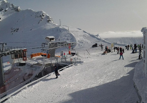 Maso Corto narty w lutym. Wyjście z górnej stacji kolejki linowej.